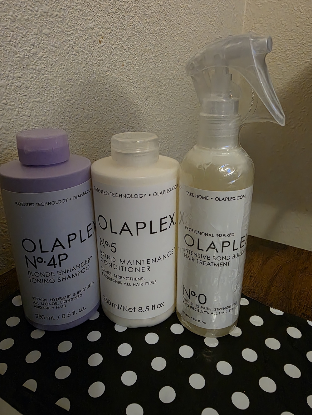 OLAPLEX No.4P Blonde Enhancer Toning Shampoo - Purple and White